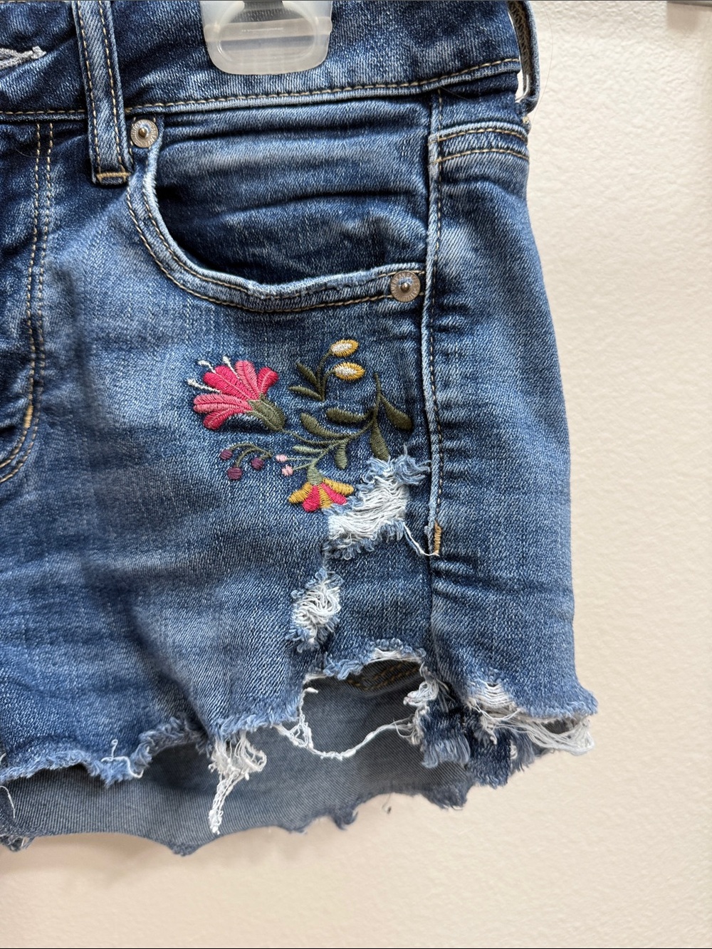 Women’s American Eagle Outfitters Embroidered Floral Distressed Jean Shorts Sz 4 - Picture 5 of 16